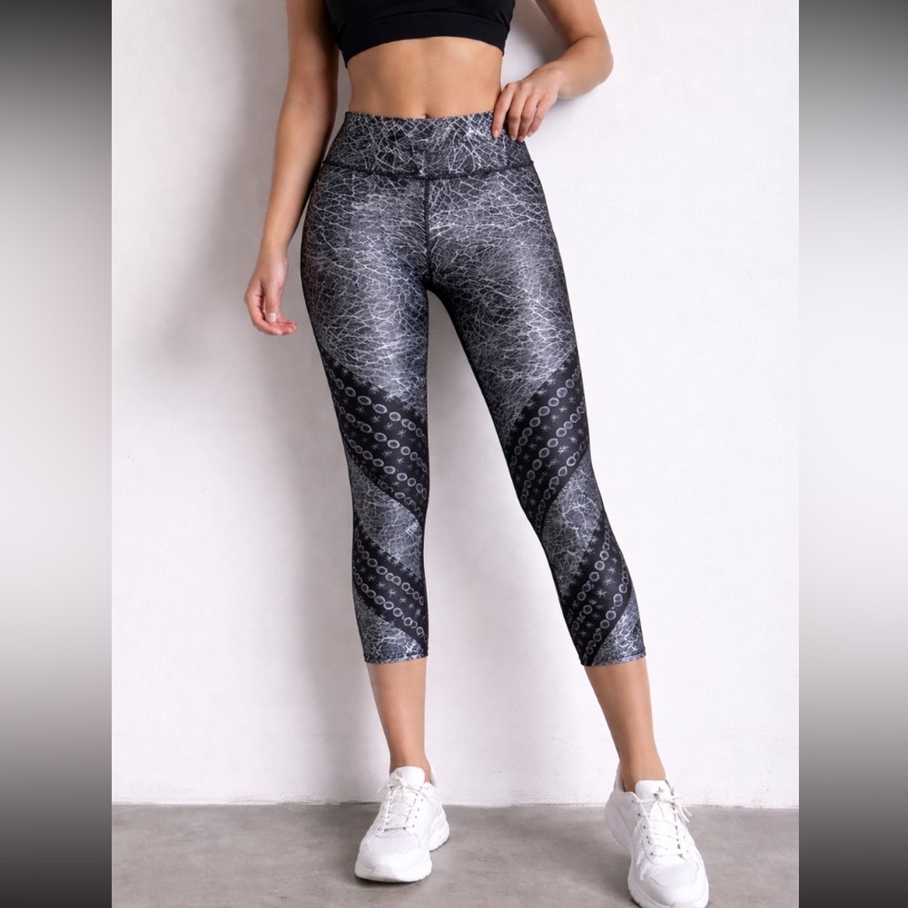 Terez NWTcropped Black Gray Stretch Metal Star Print Leggings Pants Size XS